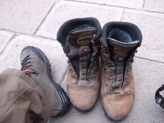 Broken Mendel boots s1